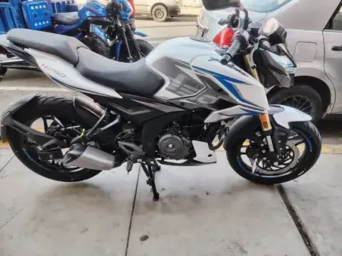 Moto N250 blanca con aros azules