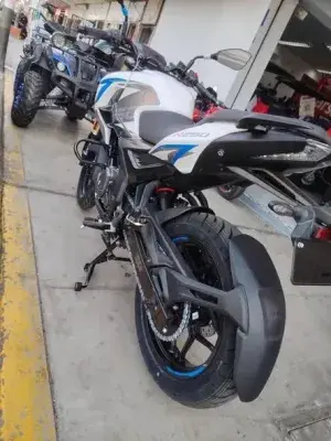 Cuatrimoto y otras motos en exhibición