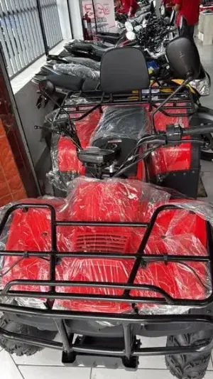 Cuatrimoto ATV roja con parrillas
