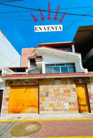 Casa de 3 pisos con 6 dormitorios en Urb. Santa Cristina