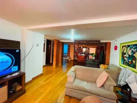 Sala principal con piso de madera