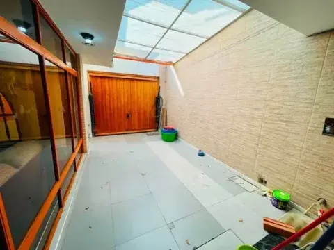 Patio interior con cochera techada