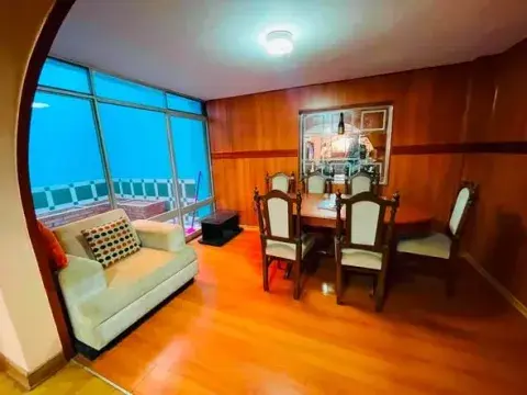 Ambiente de comedor con vista al jardín