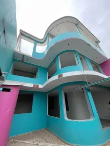 Edificio de 3 pisos listo para hotel u hospedaje