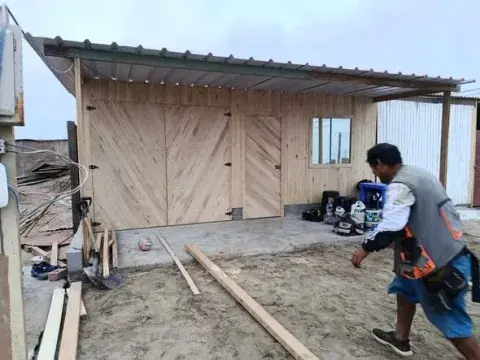 Módulo prefabricado con puerta doble y ventana de vidrio