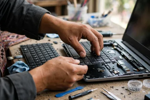 Reparación de partes de laptop: teclado, batería, bisagras y puerto de carga