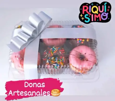 Donas artesanales cubiertas de chocolate con grageas