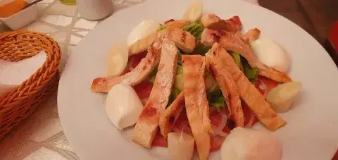 Bife a lo pobre con huevo, plátano y tajadas