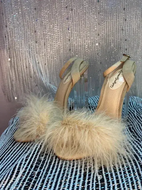 De Gala, alquiler de vestidos, zapatos y carteras de fiesta.