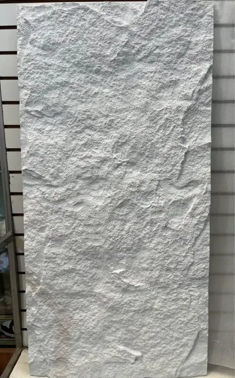 Panel de piedra cincelada de poliuretano (PU) — 1.20 × 0.60 m, 5 mm