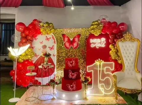 Decoración de 15 años en rojo y dorado