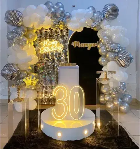 Decoración de cumpleaños de adultos con discoballs