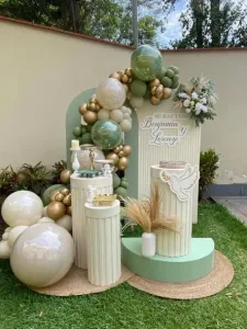 Decoración de baby shower en verde y dorado
