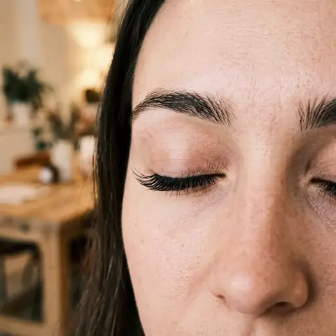 Tinte de pestañas y cejas para realzar la mirada