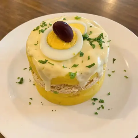 Causa limeña rellena de pollo con mayonesa