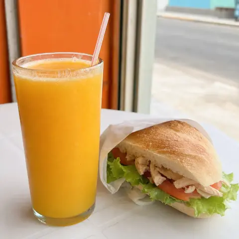 Combo de jugo con sándwich para llevar