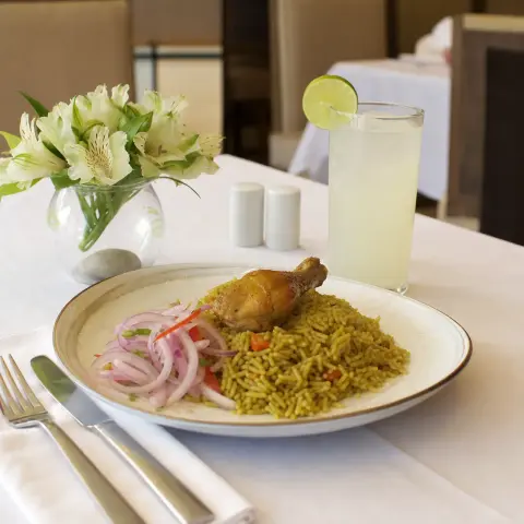 Almuerzo criollo en restaurante propio del hotel