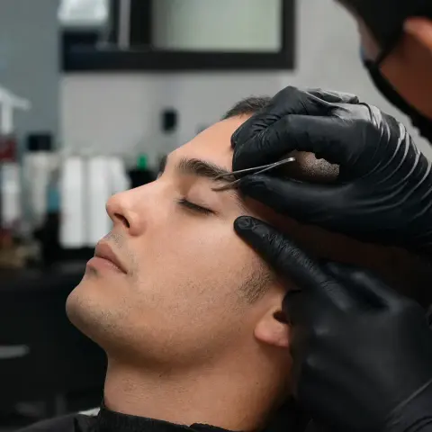 Servicio de perfilado de cejas
