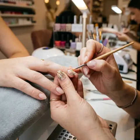 Trabajos de detalle en uñas