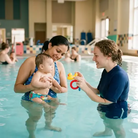 Natación para bebés con papá o mamá