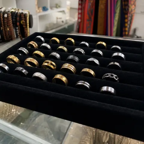 Anillos de acero y bañados de moda