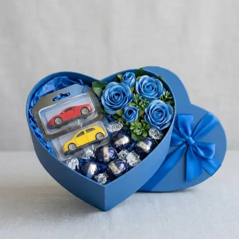 Caja corazón con carritos y chocolates