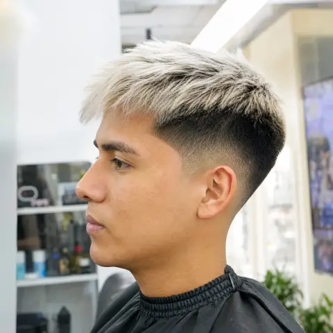 Platinado de cabello con decoloración pareja