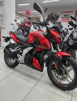 Moto naked roja con faro LED y protector de motor