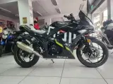 Moto deportiva negra con detalles verde lima 0 km