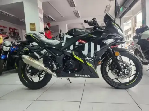 Moto deportiva negra con detalles verde lima 0 km