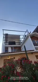 Balcón con baranda metálica ornamental