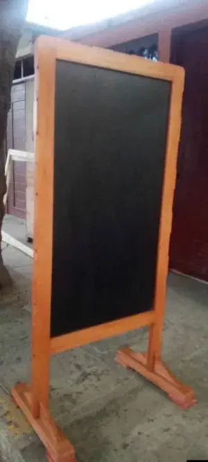 Pizarra grande de pie para negocio (patas reforzadas)