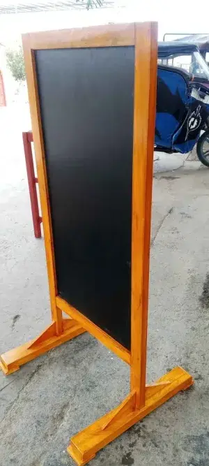 Pizarra mediana de pie para negocio