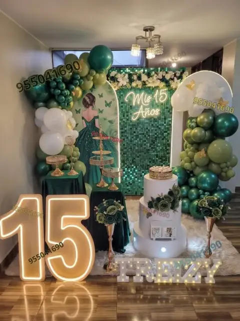 Decoración de 15 años en verde esmeralda y oro en Nuevo Chimbote