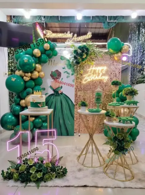 Decoración de 15 años en verde esmeralda y oro en Nuevo Chimbote