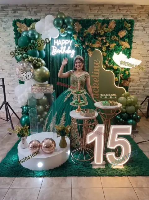 Decoración de 15 años en verde esmeralda y oro en Nuevo Chimbote