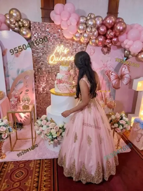 Decoración de 15 años en oro rosa con mesa principal en Chimbote