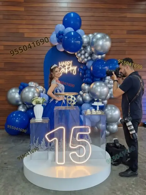 Decoración azul de quinceañera con panel shimmer en Nuevo Chimbote