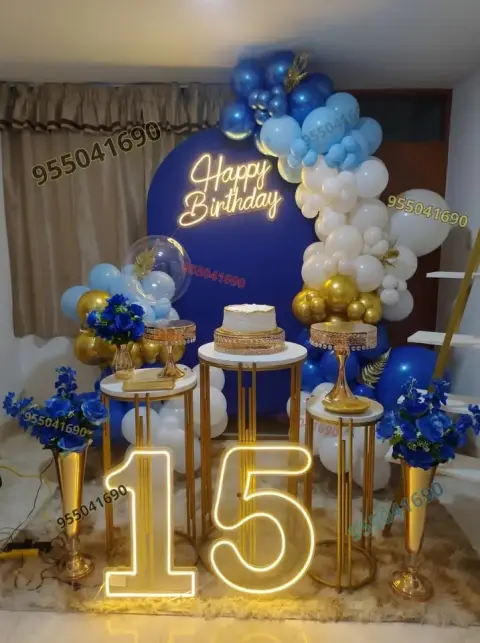 Decoración azul de quinceañera con panel shimmer en Nuevo Chimbote