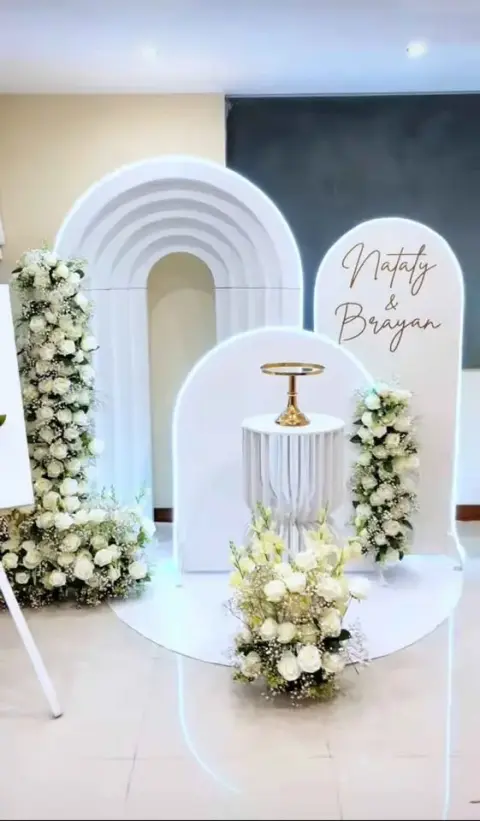 Decoración para Boda Civil con paneles y flores