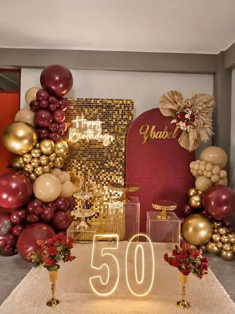Decoración de 50 años para mujer en tonos dorado, arena y rojo vino