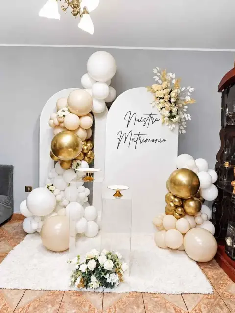 Decoración para boda civil con globos en blanco y dorado
