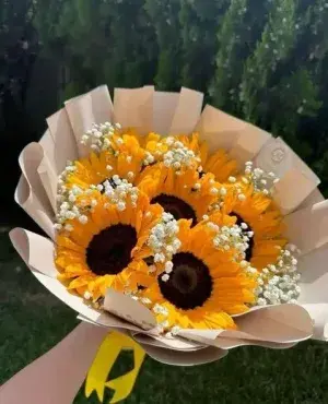 Ramos de girasoles y flores amarillas de la floristería KyC en Nuevo Chimbote: ramos con gypsophila, rosas amarillas y chocolates, con mensaje personalizado