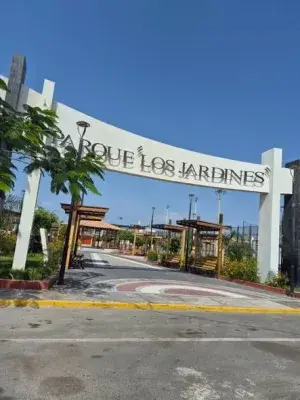 Frente al Parque Los Jardines y al complejo deportivo