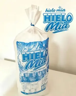 Hielo en cubos con 100 % agua purificada
