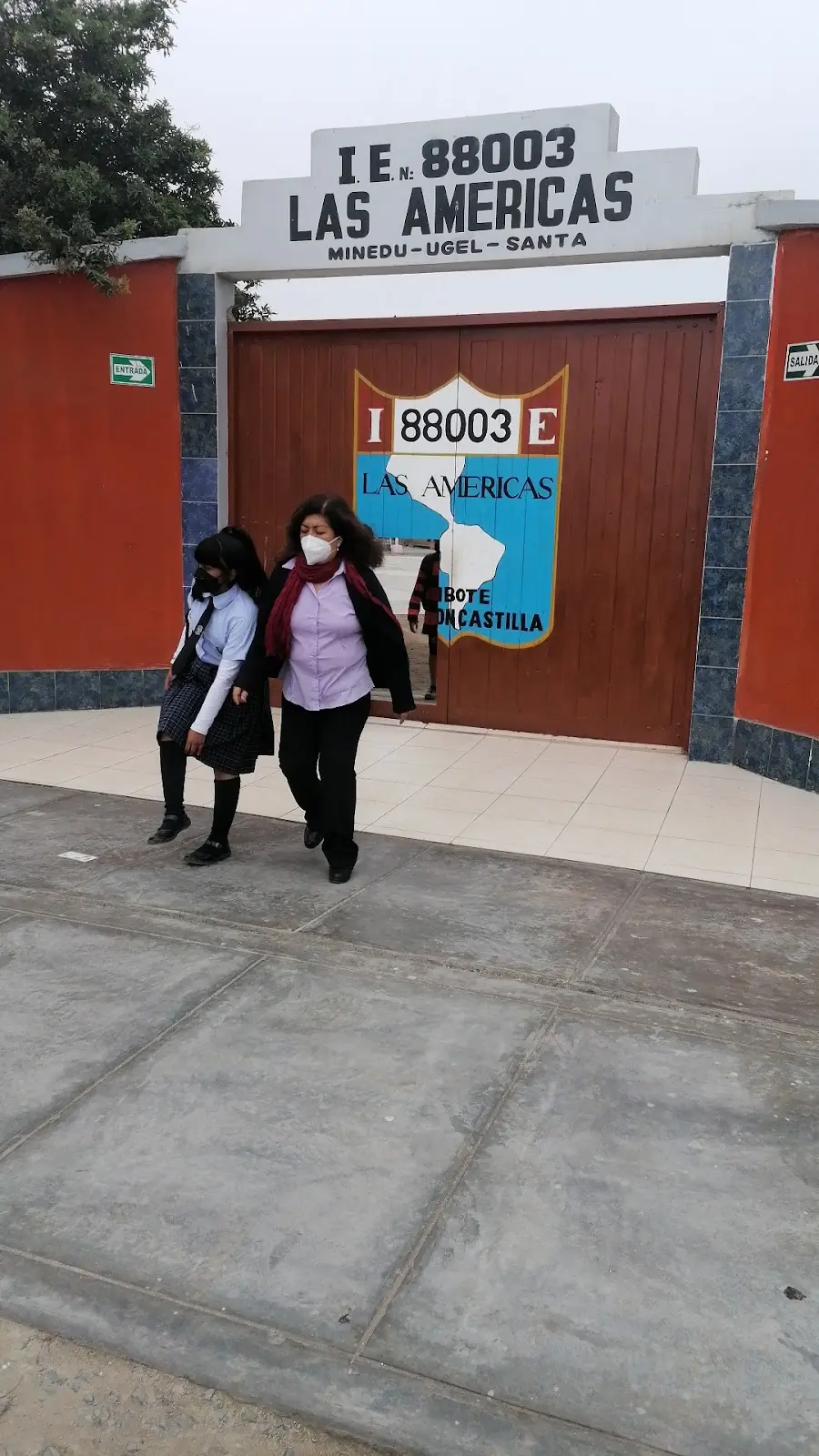 Fotografía del acceso con el rótulo I.E. 88003 Las Américas; proviene del archivo de la ficha previa de DeChimbote.com.