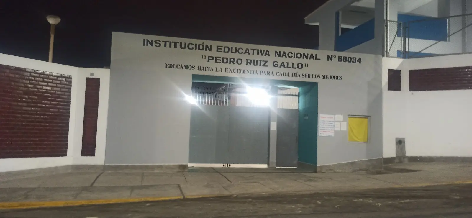 Fotografía nocturna de la entrada rotulada Institución Educativa Nacional Pedro Ruiz Gallo, número 88034; fuente: archivo previo de DeChimbote.com.