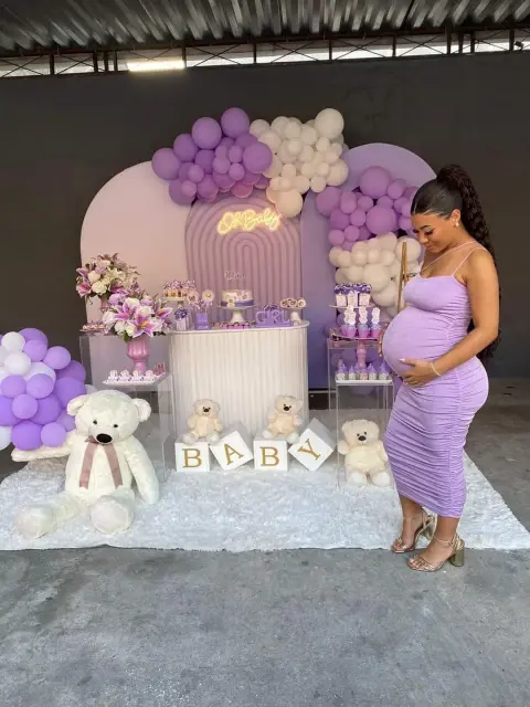 Decoración de baby shower en tonos lila