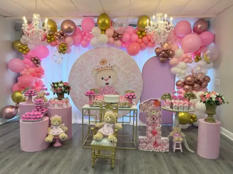 Decoración de osita reina en rosado · 4 metros, para primer añito o baby shower