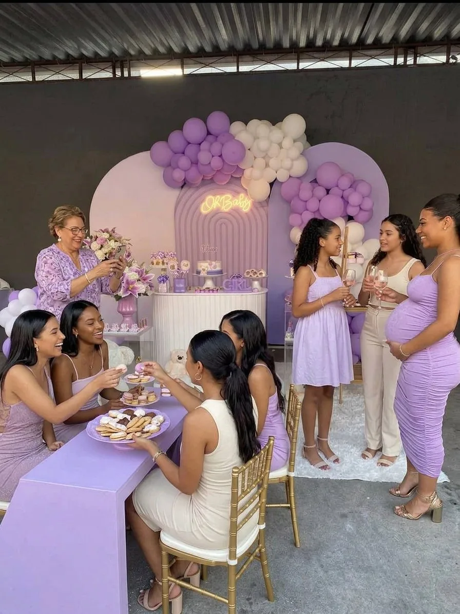 Decoración de baby shower en tonos lila